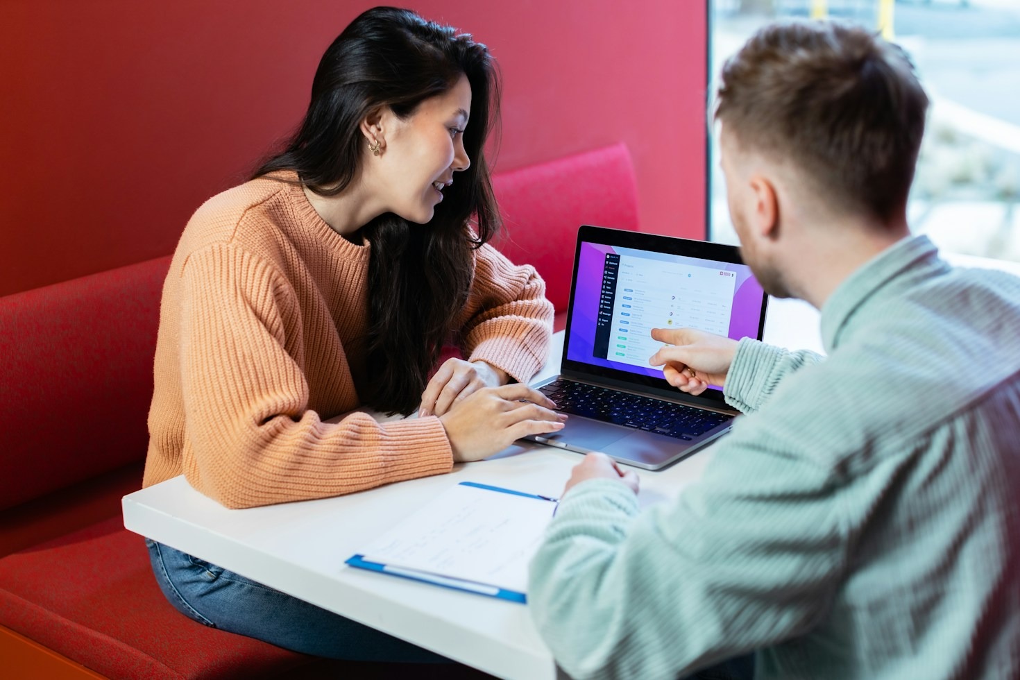 Faire appel à un courtier : avantages, coûts et fonctionnement